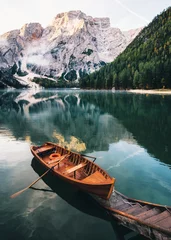 Abwaschbare Fototapete See / Teich Boote und Slipbau im Pragser See mit kristallklarem Wasser im Hintergrund des Seekofel in den Dolomiten am Morgen, Italien Pragser Wildsee