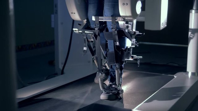 Medical walking simulation device and a patient restoring mobility with its help