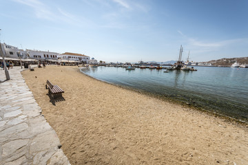 Fototapeta premium walking through the streets of Mykonos