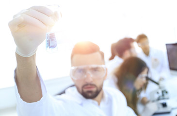 Obraz premium biochemist with flask Petri sitting at a Desk