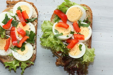 Sandwich with egg, paprika and lettuce.