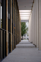 Am Rhein Main Congress Center / Die modernen eckigen Pfeiler des Rhein Main Congress Center.in Wiesbaden..