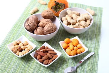 Frutta secca noci, nocciole, arachidi, banane e frullato