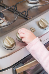 a girl, a child includes a gas stove in the absence of adults, the risk of poisoning, fire, explosion
