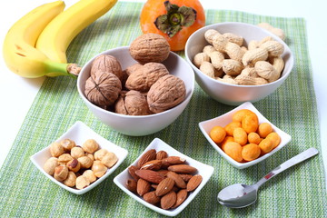 Frutta secca noci, nocciole, arachidi, banane e frullato