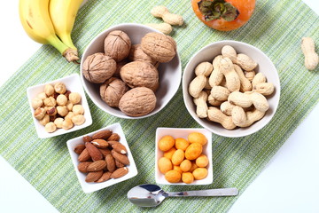 Frutta secca noci, nocciole, arachidi, banane e frullato