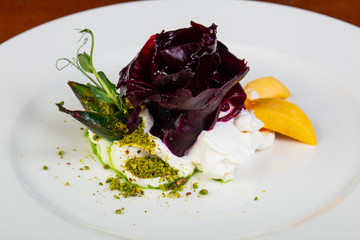 Salad with beetroot and mozzarella