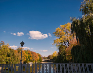 Herbstbild von einer Brücke an der Isar in München