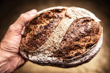 Brot in der Hand
