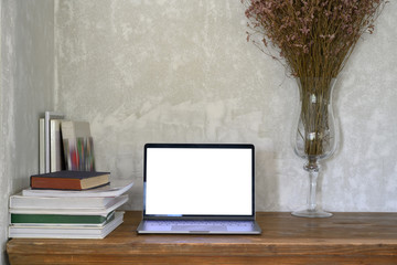 Mockup blank screen laptop on table