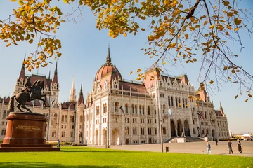 Plexiglas foto achterwand autumn view of Parliament in Budapest city © pellephoto