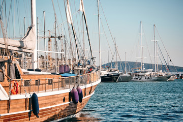 Obraz premium Many wooden ships in the port.