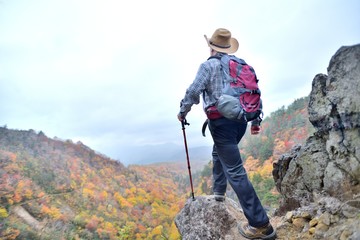 紅葉の渓谷を歩く