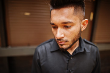 Obraz premium Indian stylish man in black traditional clothes posed outdoor against autumn mood.
