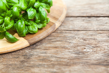 basilic sur planche en bois de cuisine