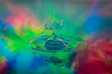 Liquid art mit bunter Spiegelung