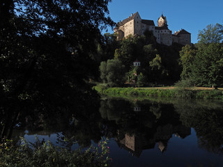 Fototapeta na wymiar Loket/Elbogen, Burg mit Spiegelung