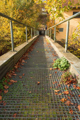 Brückenweg mit Gitterplatten