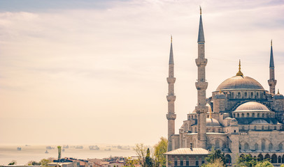 Naklejka premium Minarety i kopuły Błękitnego Meczetu z Bosfor i Morzem Marmara w tle, Istambuł, Turcja. Piękny krajobraz o zachodzie słońca.