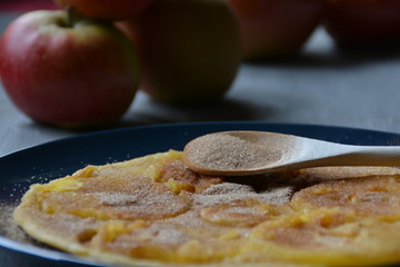 Apfelpfannkuchen mit Zimt und Zucker