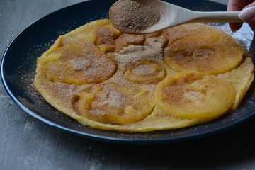 Apfelpfannkuchen mit Zimt und Zucker