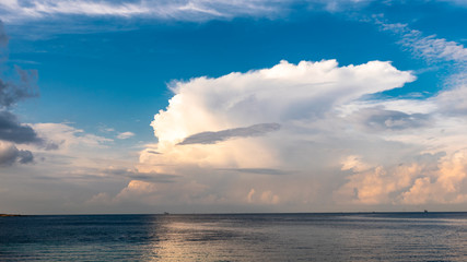 Wolken über dem Meer