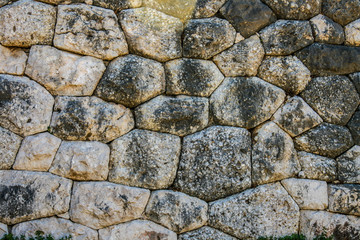 alte verwitterte Wand aus passgenau gefügten unregelmäßigen Steinen
