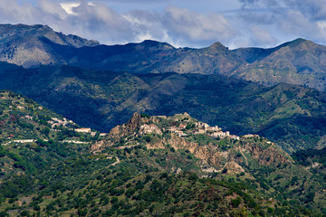 Fototapeta na wymiar Il borgo di Savoca, arroccato sui Monti Peloritani della Sicilia Orientale