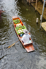 Fototapeta premium Damnoen Saduak Floating Market near Bangkok in Thailand