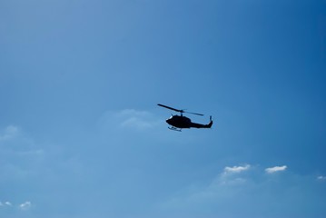 青空にヘリコプター