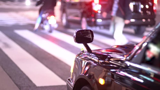 夜の都市の交差点の風景