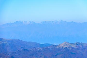 遠く北アルプス槍ヶ岳が見える