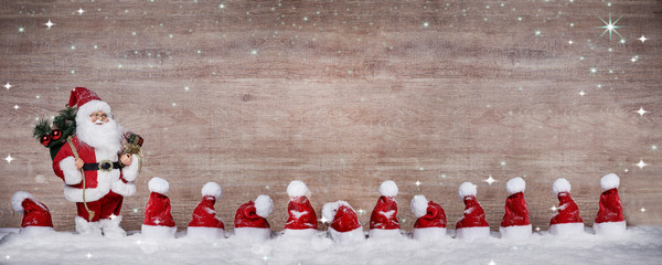 Weihnachtsmann mit Nikolausmützen