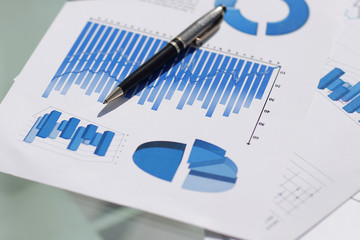 Obraz premium financial charts and graphs on the table