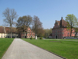 Fototapeta na wymiar Kiesweg in der Klosteranlage Schloss Salem