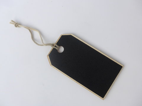 Schwarz lackiertes Holzschild  mit einer Schnur.  wei&szlig;er Hintergrund, unbeschriftet, viel Platz f&uuml;r Ihren Text. Nahaufnahme, Draufsicht,
