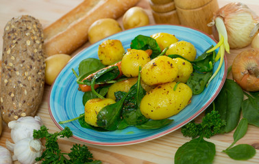 Roasted new potatoes with spinach