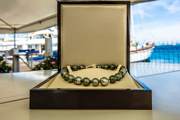 collier en perles noires de tahiti
