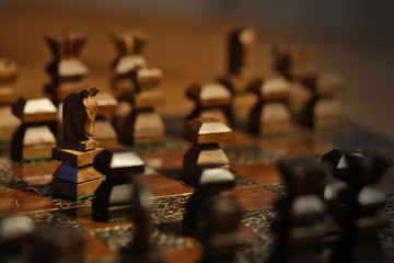 Schachzug auf Schachbrett aus Ebenholz