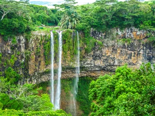 Fototapete Rund Der Chamarel-Wasserfall, 100 Meter hoch, ist der berühmteste Wasserfall von Mauritius in kurzer Entfernung von der farbigen Erde, Mauritius, Indischer Ozean. © bennymarty