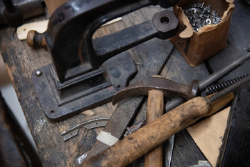 Historisches Werkzeug in der Schuhmacherwerkstatt