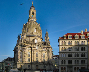 Fototapeta na wymiar Der monumentale protestantische Kirchenbau ist das alte und neue Wahrzeichen der Stadt