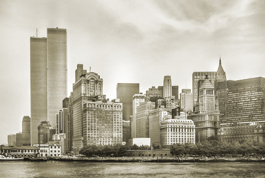 Fototapeta Panoramę Nowego Jorku od NJ z World Trade Center opisany jako punkt orientacyjny Twin Towers, zniszczony 11 września 2001 roku. Sepiowy tło, styl vintage. Lower Manhattan w Nowym Jorku, Stany Zjednoczone.