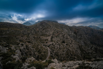 Serpentinen auf dem Weg zum Torrent de Pareis auf Mallorca