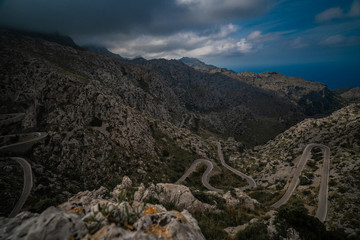 Kurvige Straße auf Mallorca zum torres de pareis