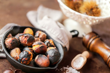 poêle de marrons grillés