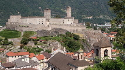 Fototapeta na wymiar bellinzona città con castello di castelgrande in svizzera