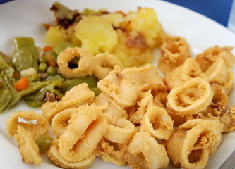 Calamars frits et petits légumes
