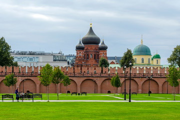 Obraz premium Tula. Tula Kremlin. Behind the southern part of the Kremlin wall you can see the domes of the assumption Cathedral and the Transfiguration Church
