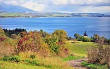 Obraz premium Scenic view of Liptovska lake on summer